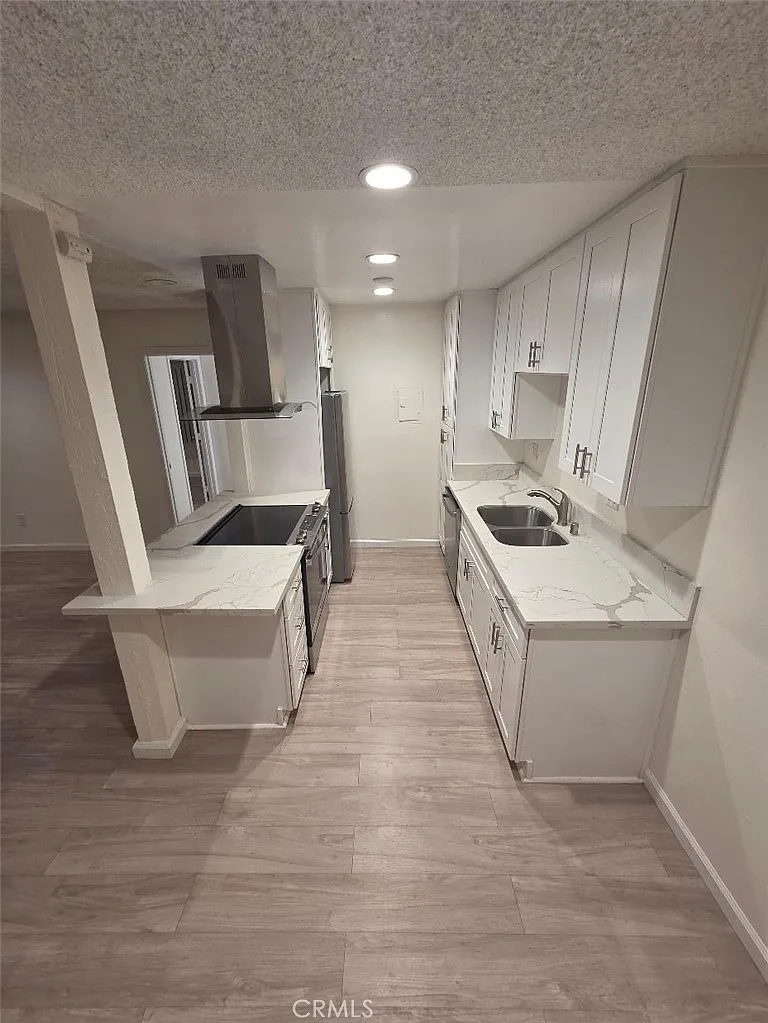 1040 W Macarthur Blvd — Photo 1