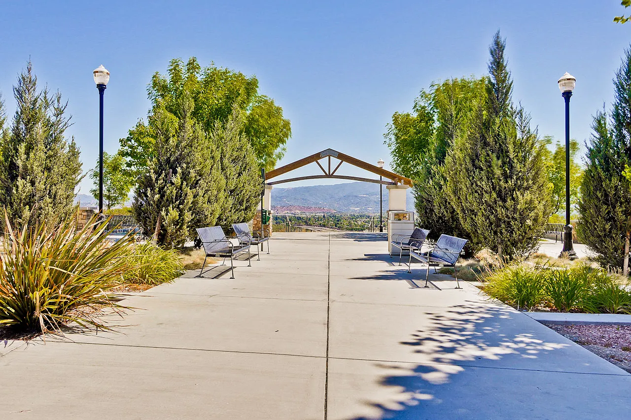 5 bed, 4.5 bath, 3181 sqft, $1,300 — Photo 3