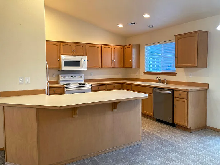 142 Berkshire Ln — Photo 6
