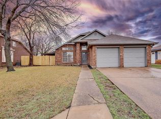 3305 Spring Meadow Ln, Grand Prairie, TX 75052