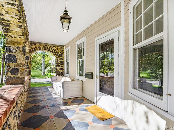 4th image of 225 Rockingstone Avenue