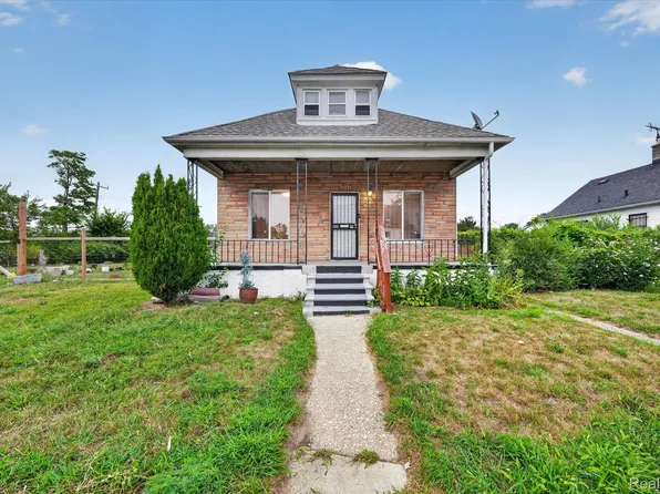 13238 Mitchell St, Hamtramck, MI 48212