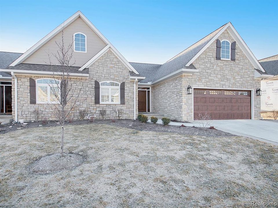 1st image of 58 Fox Hollow Dr