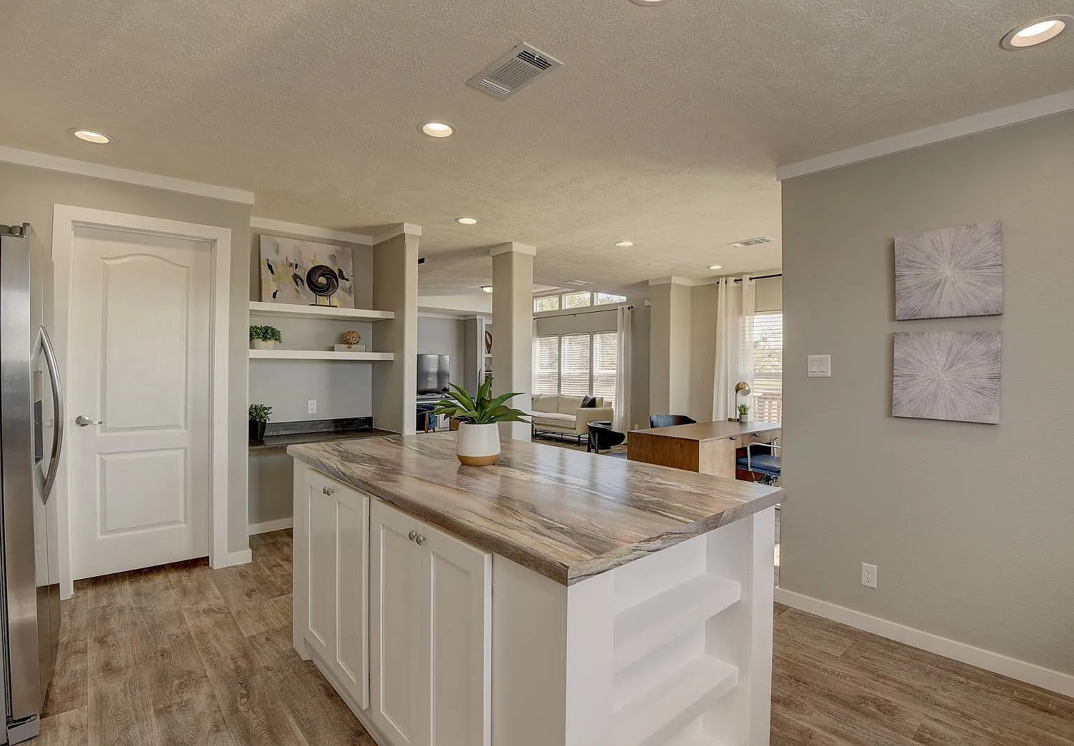 3 bed, 2.0 bath, 1904 sqft, $2,970 — Photo 2
