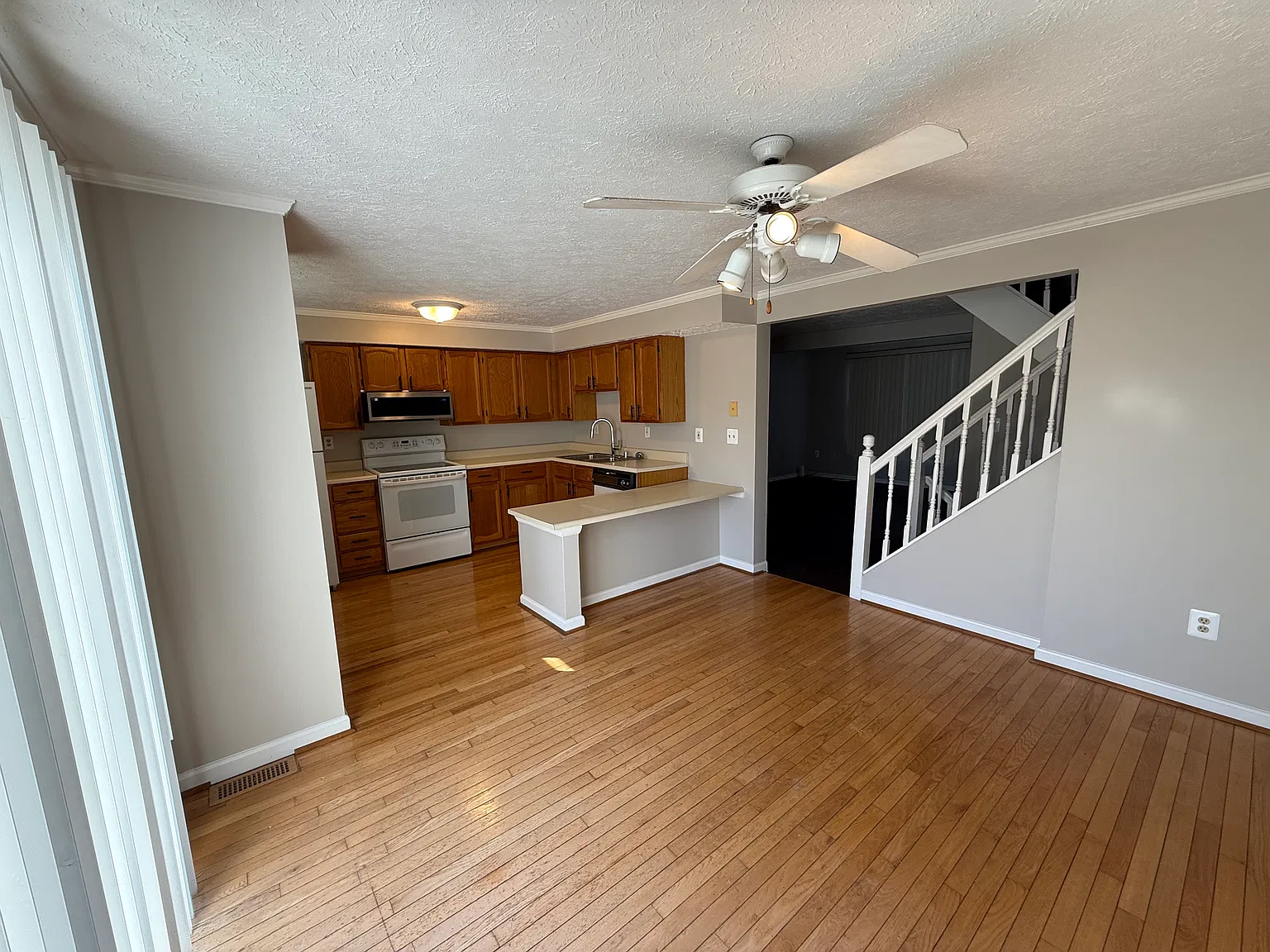 3 bed, 1.5 bath, 1220 sqft, $2,750 — Photo 3
