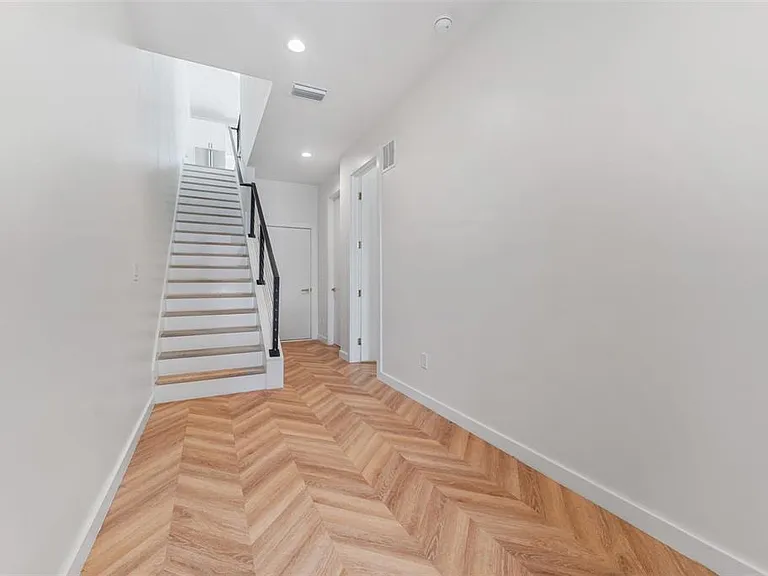 102 W Adalee St #4 — Photo 2