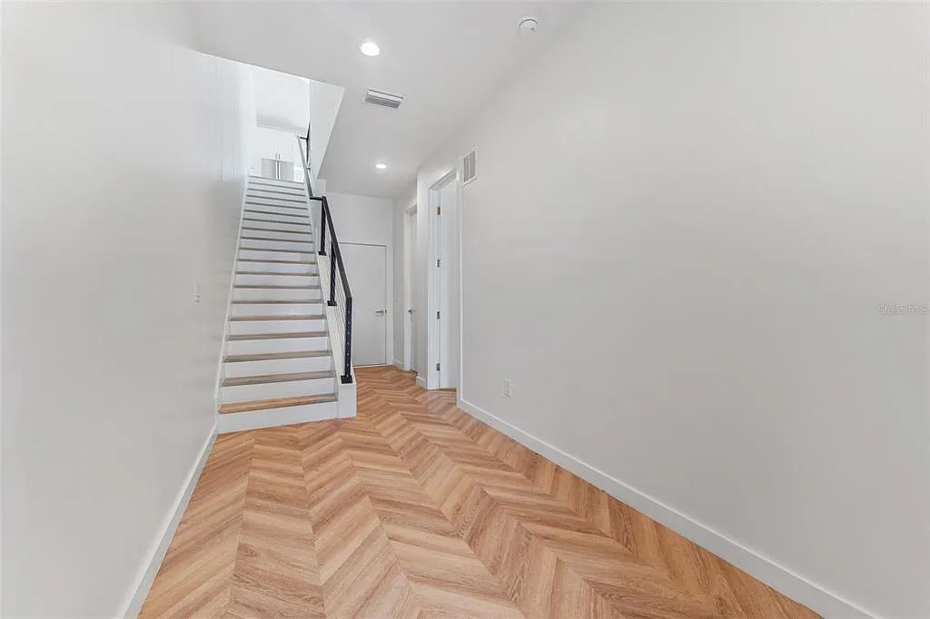 Building Photo - 102 W Adalee St #4