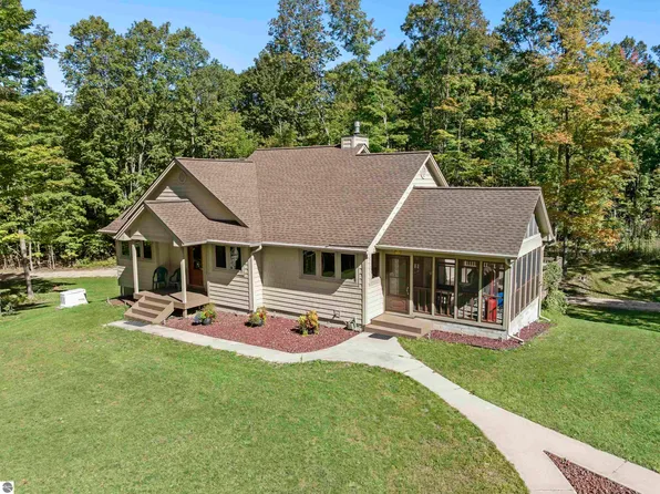 21125 Valencourt Rd, Copemish, MI 49625