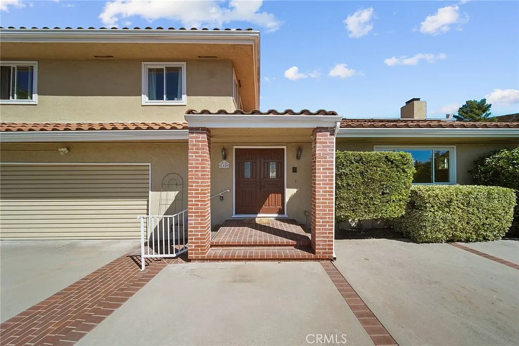 4 bed, 2528 sqft, $8,950 — Photo 3