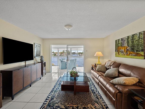 4th image of 725 N RIVERSIDE Drive #203
