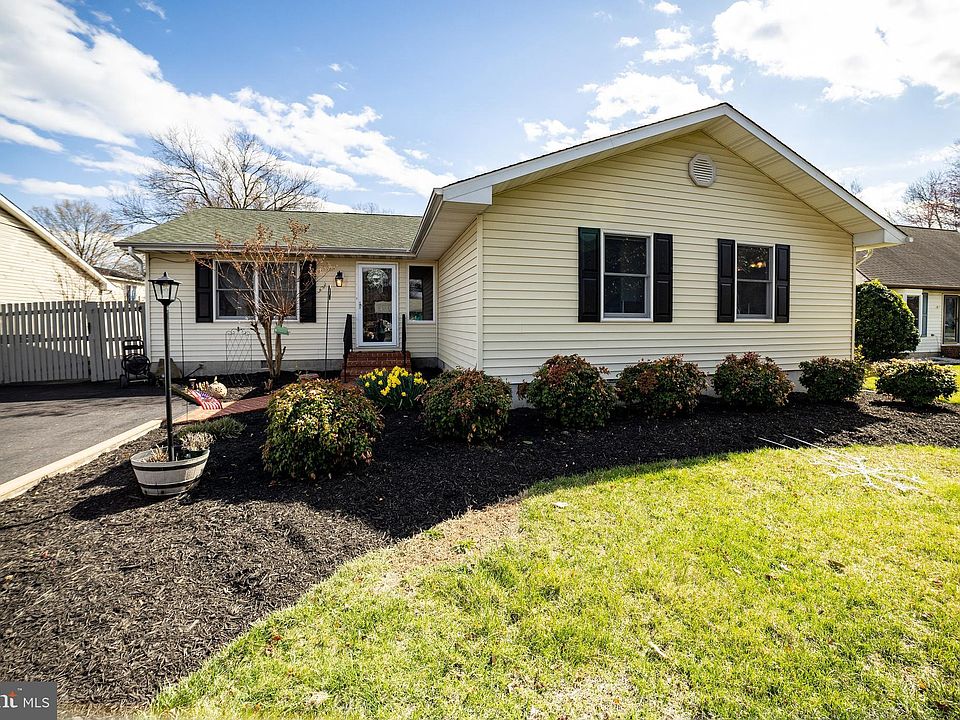 1st image of 207 Beech Ln