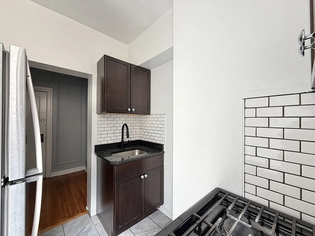 Appealing 2 Bed, 1 Bath at Estes + Glenwood (Rogers Park) — Photo 4