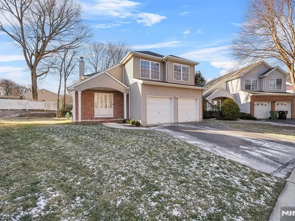 656 Seagull Dr, Paramus, NJ 07652