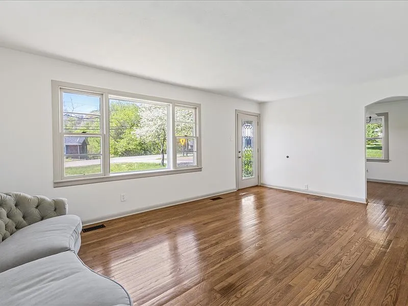 3 bed, 1.0 bath, 1188 sqft, $1,800 — Photo 2