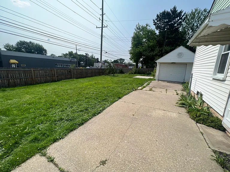 464 Channing St — Photo 4