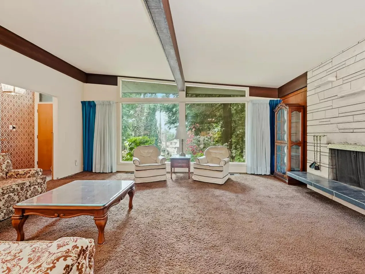 3 bed, 1.5 bath, 1450 sqft, $4,270 — Photo 3