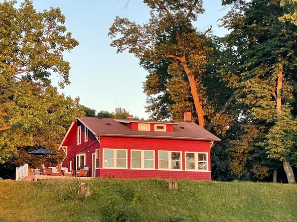 44096 Woodman Dr, Paw Paw, MI 49079