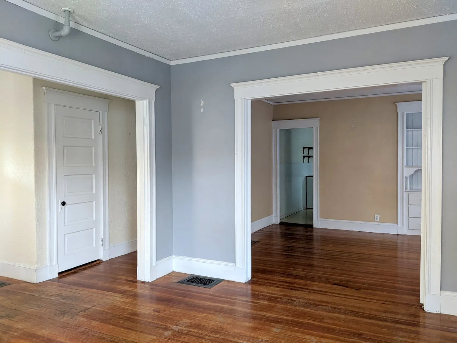 2 bed, 1000 sqft, $3,300 — Photo 3