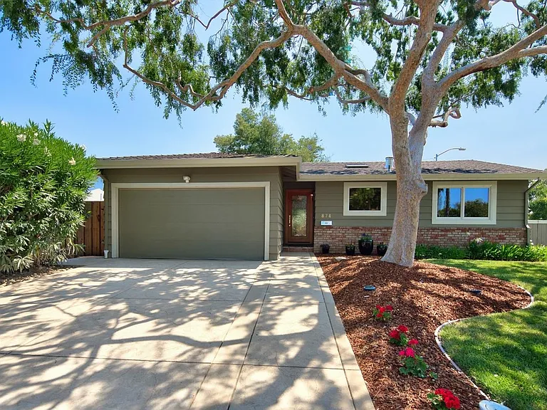 874 Wellington Pl — Photo 1