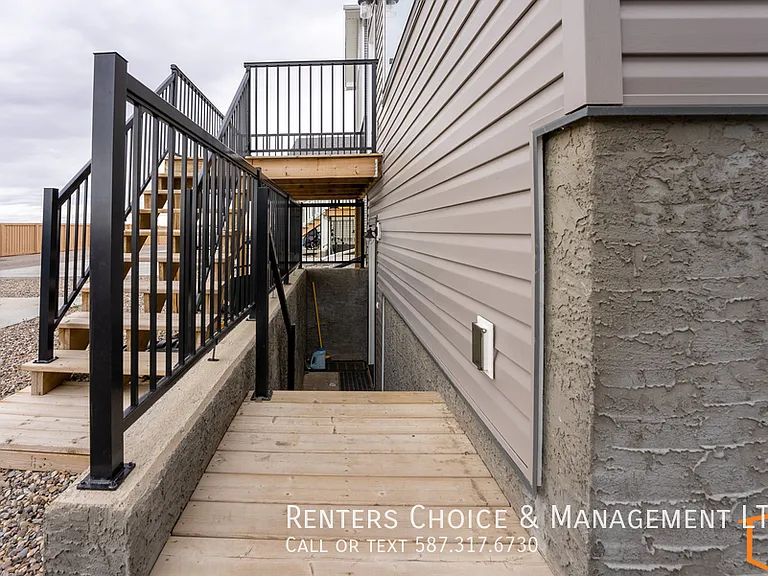 820B Coalbrook Close W — Photo 3