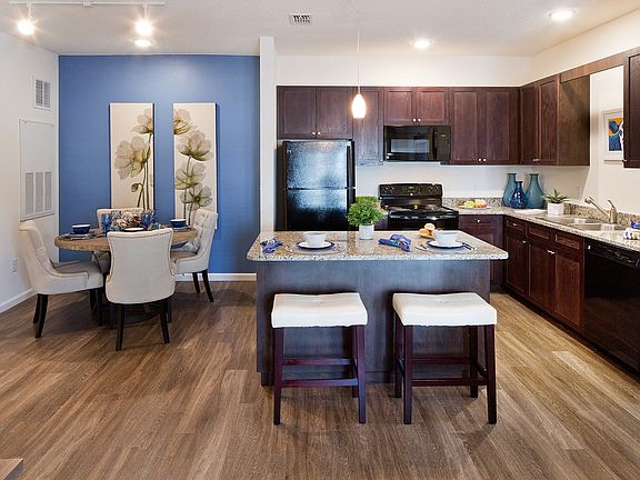 The Oaks at Southlake Commons Luxury Apartments