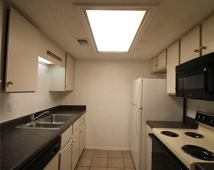 2401 Leon St #200 — Photo 5