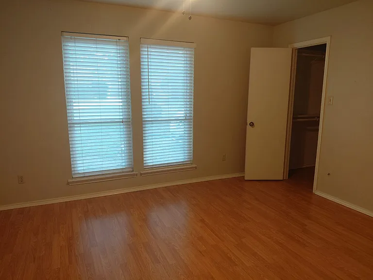 Lago Vista Dr — Photo 13