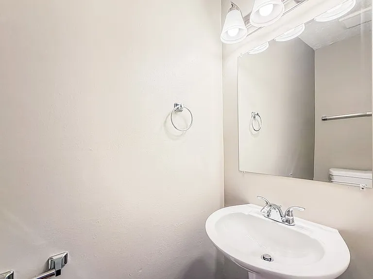 505 Roosevelt Ave — Photo 15