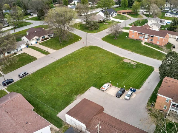 Dixon Dr, Waterloo, IA 50701