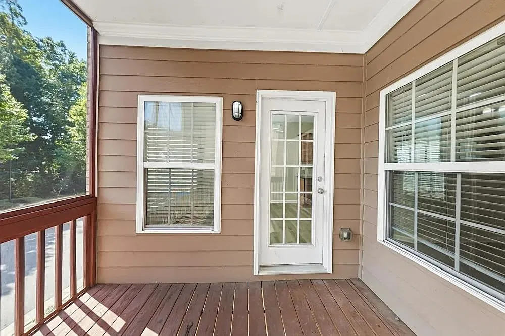 3 bed, 8.0 bath, 2400 sqft, $1,580 — Photo 1