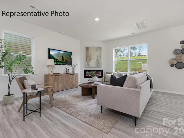 2062 10th St SE, Hickory, NC 28602