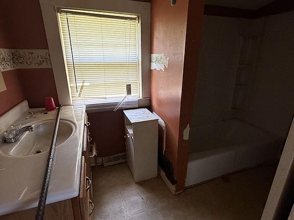 4th image of 401 Hughes St