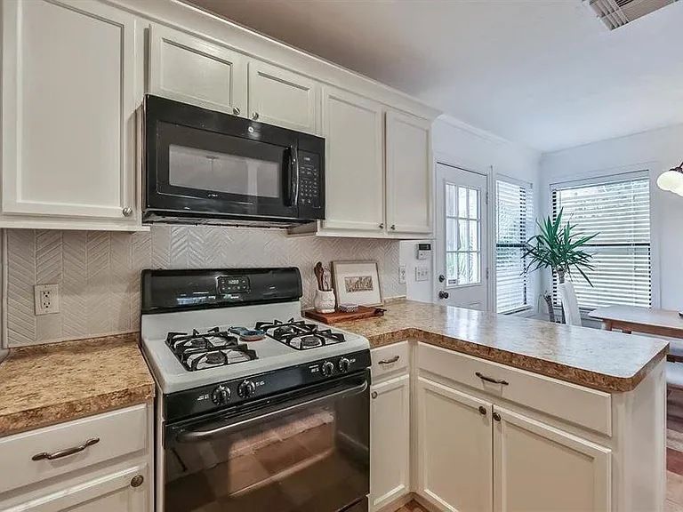 1018 Ruthven St — Photo 15