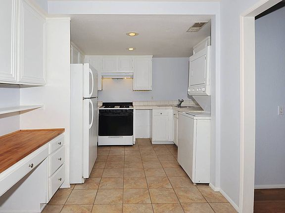 4th image of 11912 Riverside Dr Unit 21