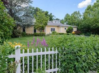 33 Victor Ln, Woodbury, NY 11797