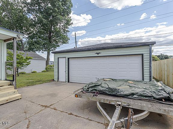 5th image of 321 Southdale Rd