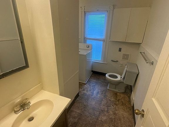 2nd image of 633 S Center St #B