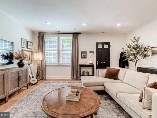1210 S Barton St Unit 326, Arlington, VA 22204