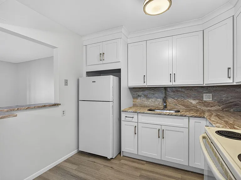 100 Shore Ct #307 — Photo 17