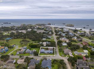 820 Jackson Ave SW, Bandon, OR 97411