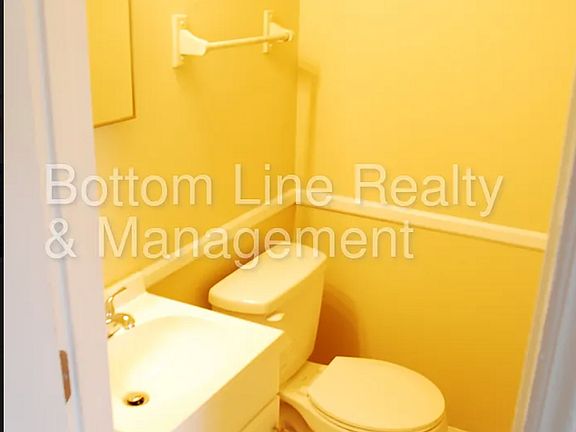 3rd image of 210 E Catawba Ave APT 11