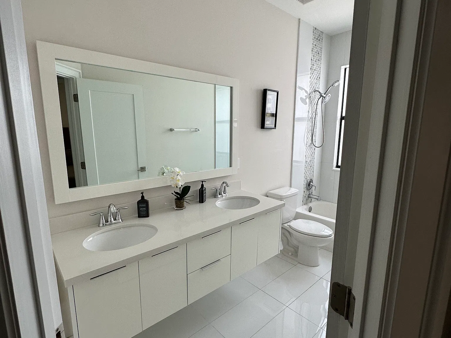 3 bed, 2.5 bath, 2400 sqft, $1,400 — Photo 2