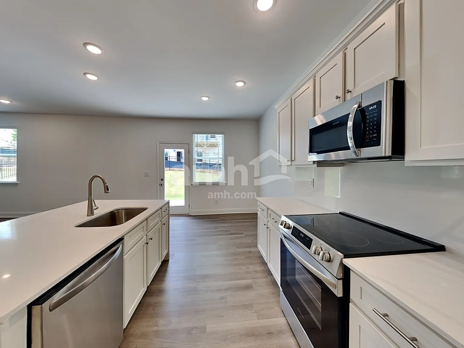 4 bed, 2.5 bath, 2297 sqft, $2,600 — Photo 3