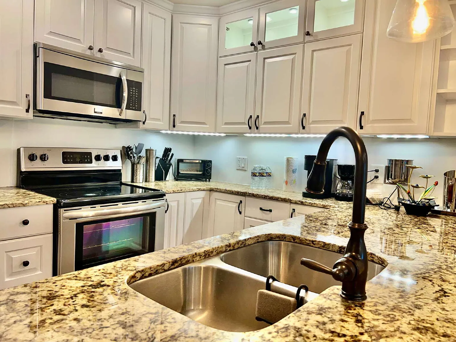 Fully Furnished Luxury Condo! — Photo 3