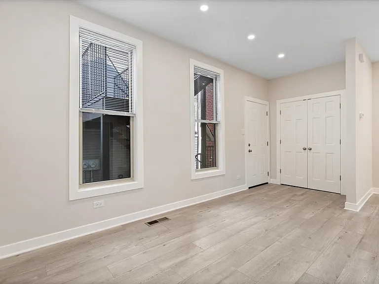 2742 N Seminary Ave #CH2 — Photo 4