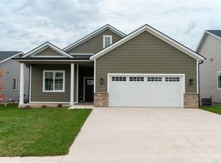 1148 Foxglove Rd, Pella, IA 50219