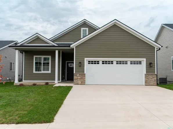 1148 Foxglove Rd, Pella, IA 50219