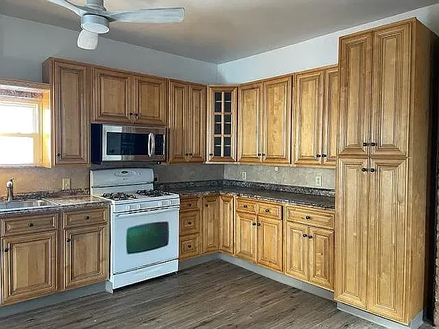 4 bed, 1588 sqft, $3,450 — Photo 2