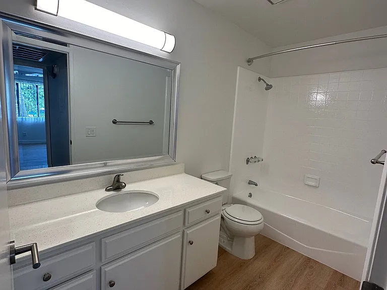 Encino Majestic — Photo 12