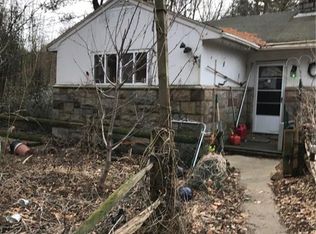 946 Pleasant Valley Rd N, Groton, CT 06340